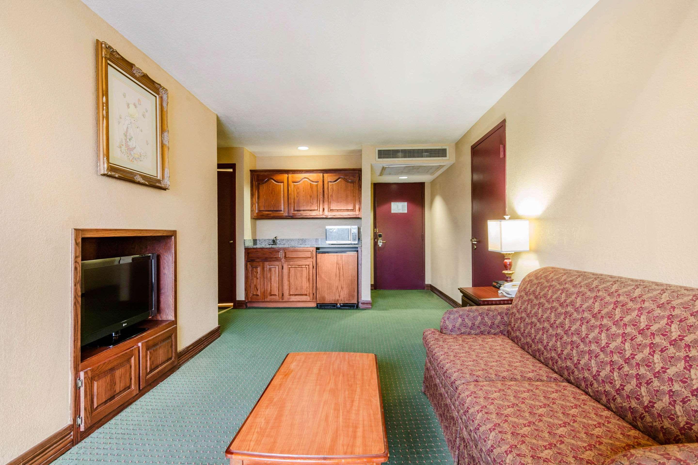 קרת'ג' Quality Inn & Suites מראה חיצוני תמונה