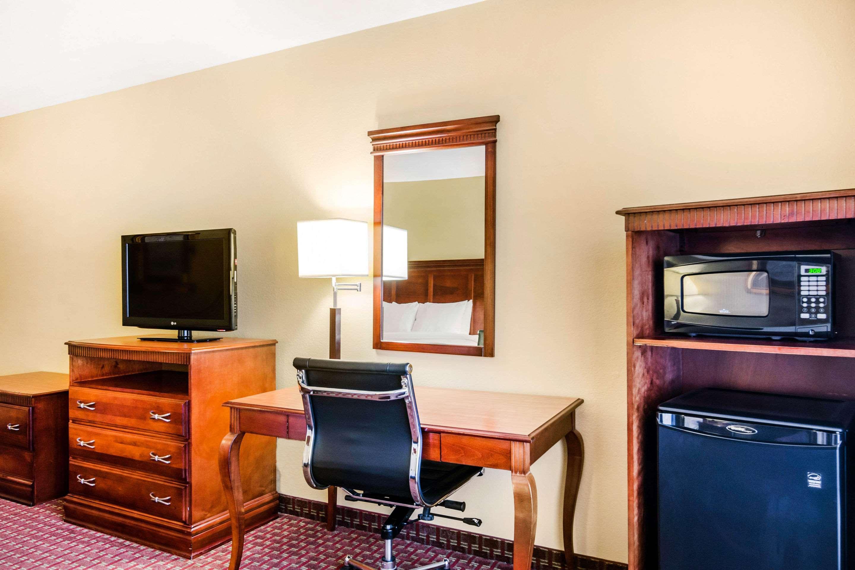 קרת'ג' Quality Inn & Suites מראה חיצוני תמונה