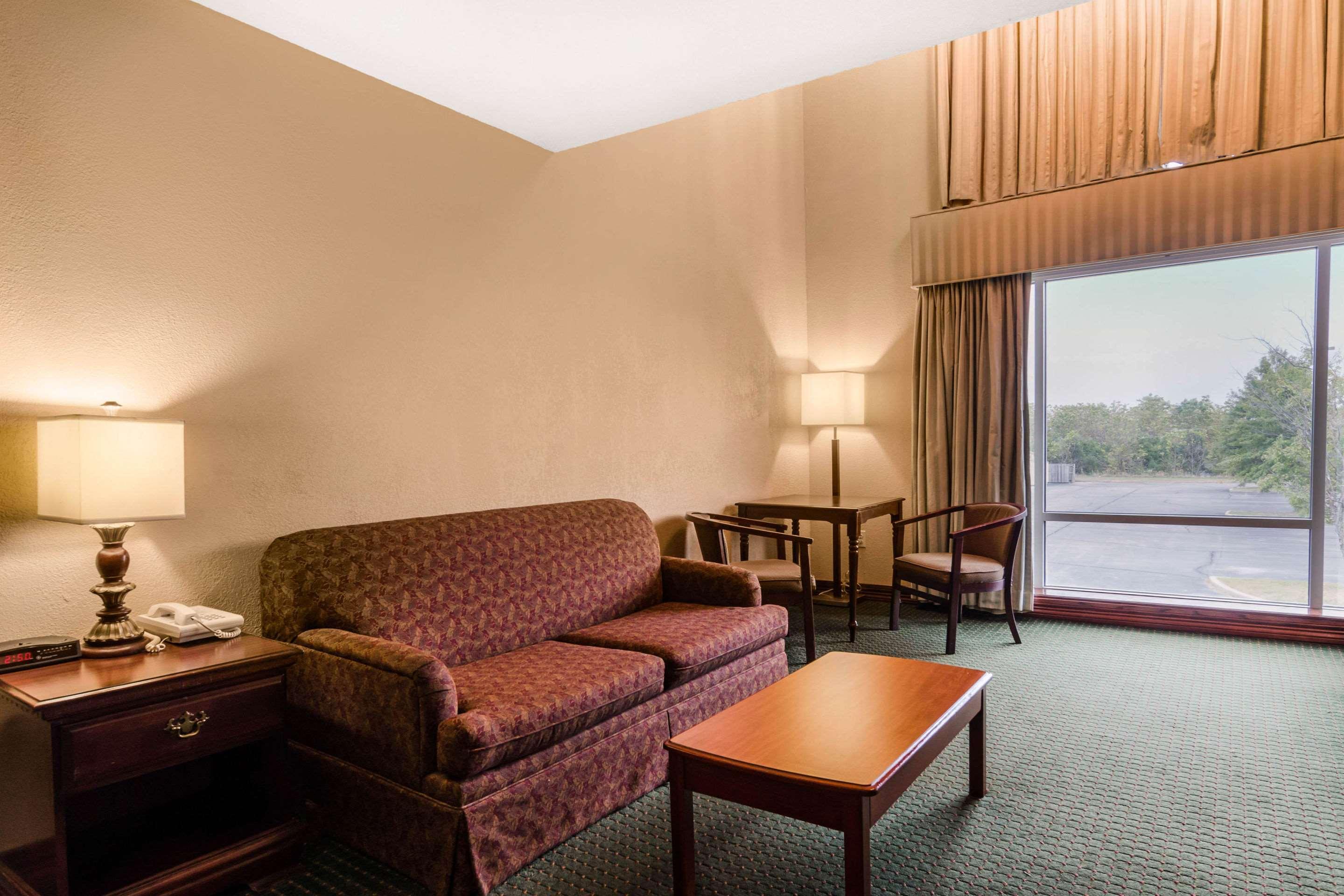 קרת'ג' Quality Inn & Suites מראה חיצוני תמונה